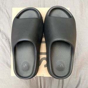 100% Authentic Size 6 Onyx Yeezy slides Brand New!!